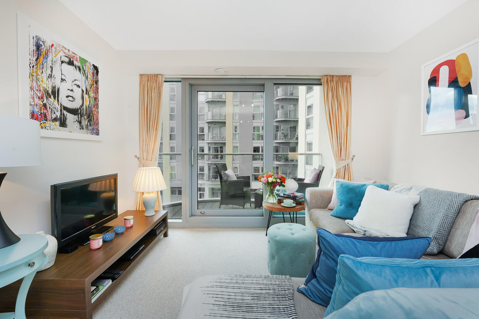1 bed property in Bridges Court Road, London